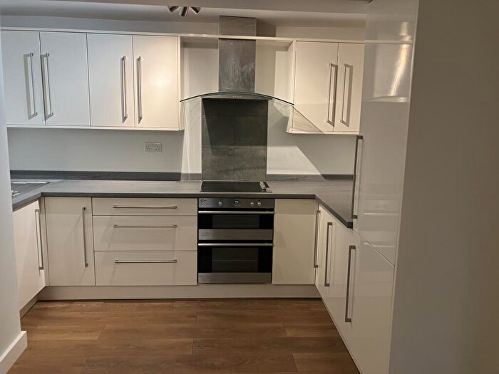 2 Bedroom Flat To Rent In Wheathouse Road, Huddersfield, West Yorkshire, HD2