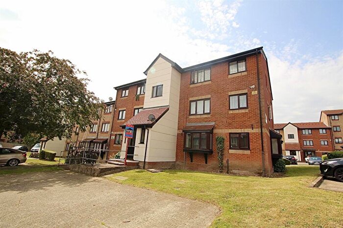 Studio To Rent In Magpie Close, Enfield, EN1