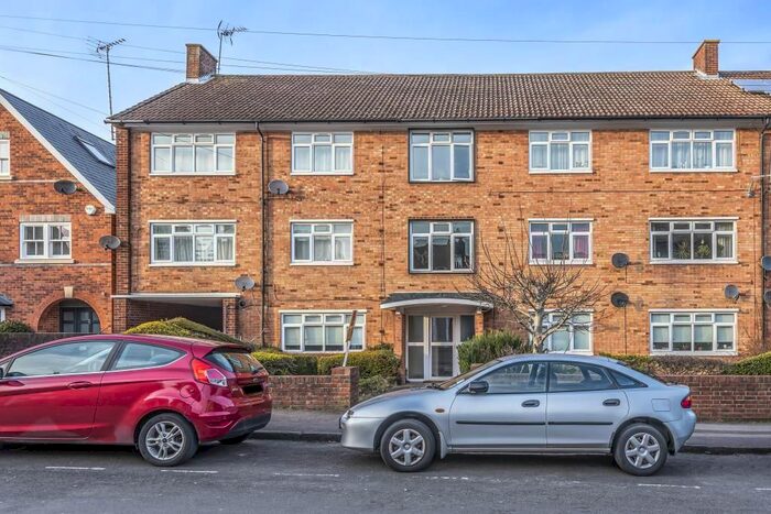 2 Bedroom Flat To Rent In Maidenhead, Berkshire, SL6