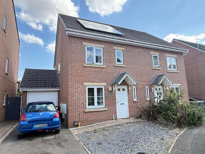 3 Bedroom Semi-Detached House For Sale In Saw Mill Way, Burton-On-Trent, DE14