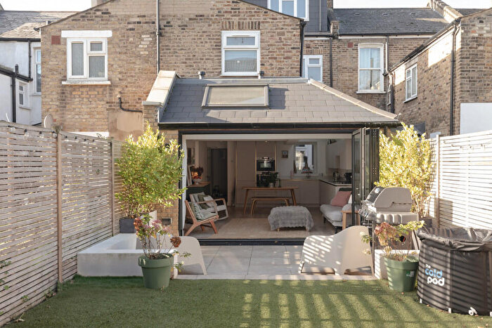 2 Bedroom Flat For Sale In Nutcroft Road, Peckham, SE15