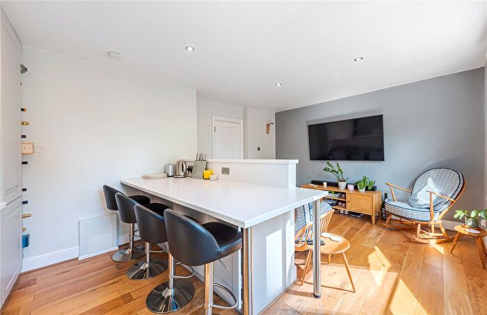 2 Bedroom Flat For Sale In Battersea Park Road, London, SW11
