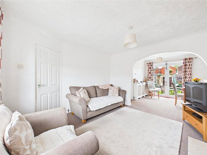 3 Bedroom End Of Terrace House For Sale In New Cheltenham Road, Kingswood, Brostol, BS15