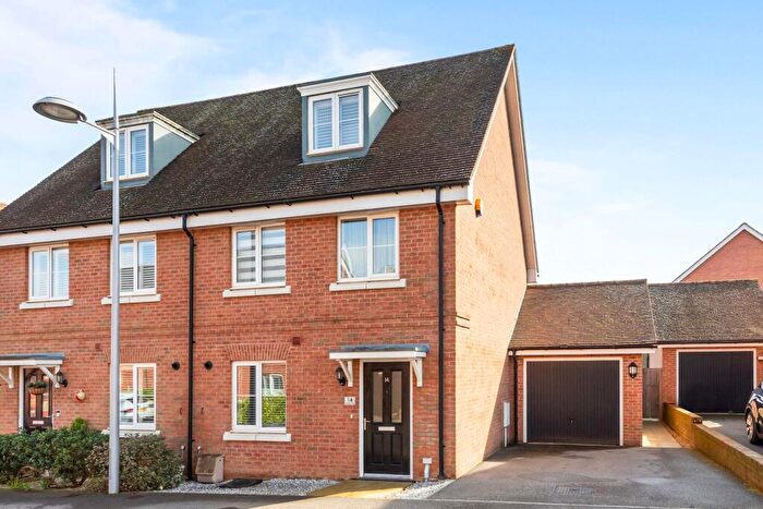 3 Bedroom Semi-Detached House For Sale In Tributary Lane, Faygate, RH12