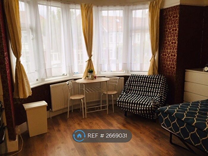 Studio To Rent In Grenoble Gardens, London, N13