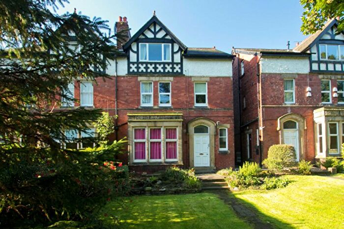 Flat To Rent In Claremont Drive, Headingley, Leeds, LS6