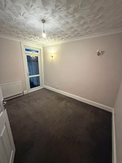 5 Bedroom Semi Detached House To Rent In Henry Road, Slough, SL1