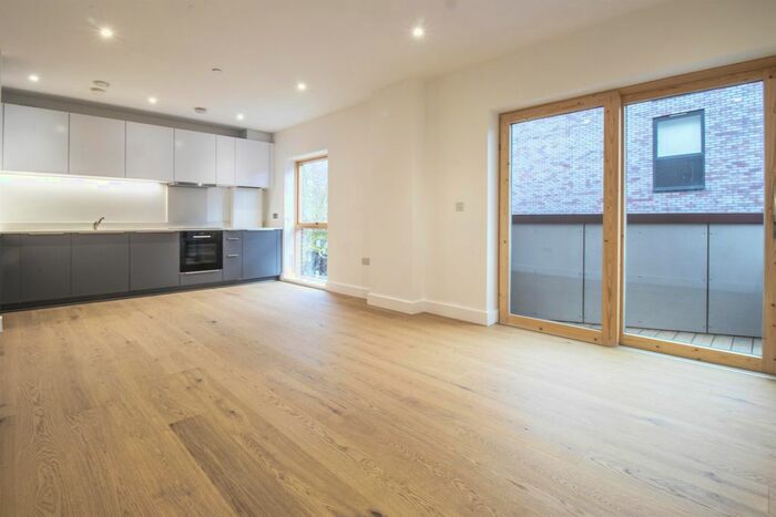 3 Bedroom Flat To Rent In Kingsland Road, Shoreditch, E2