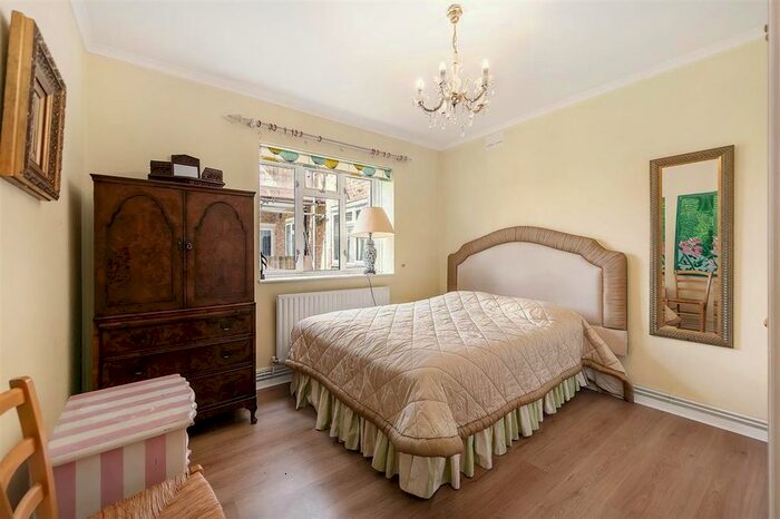 3 Bedroom Flat To Rent In Broomhouse Lane, London, SW6