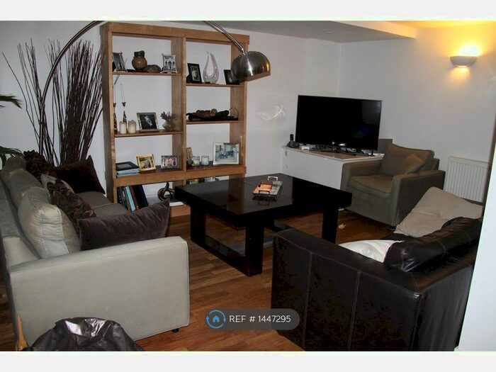 3 Bedroom Maisonette To Rent In Davidge Street, London, SE1