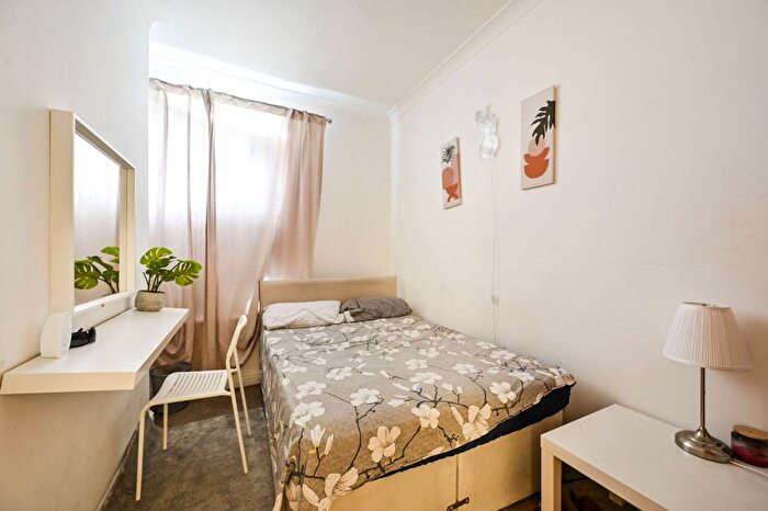 2 Bedroom Flat To Rent In Warwick Gardens, High Street Kensington, London, W14