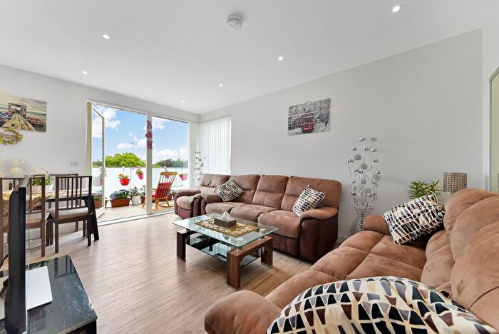 2 Bedroom Flat To Rent In Hilltop Avenue, Stonebridge, London, NW10