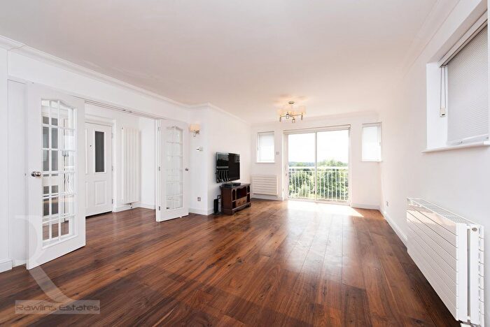 3 Bedroom Flat To Rent In Queens Road, London, NW4