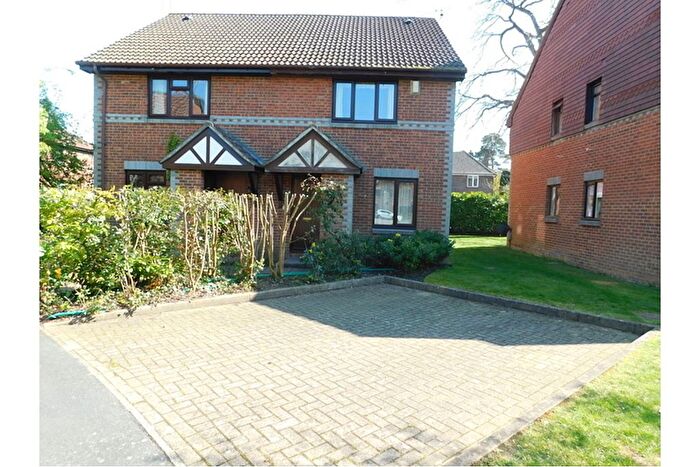 1 Bedroom End Of Terrace House To Rent In Tintagel Way, Oriental Road, Woking, GU22