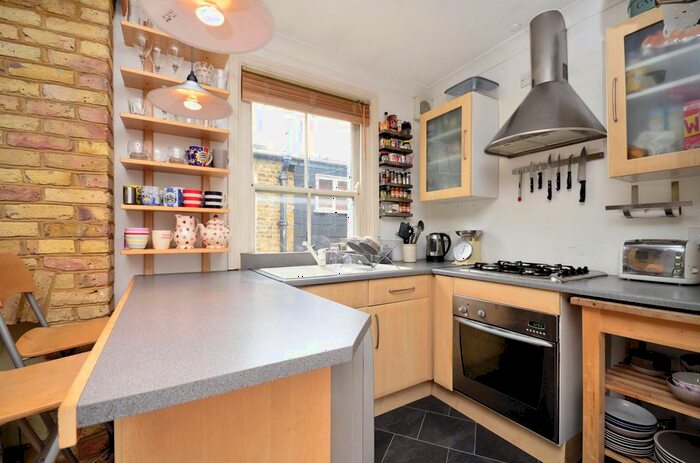 2 Bedroom Flat To Rent In Cavendish Road, Clapham South, London, SW12