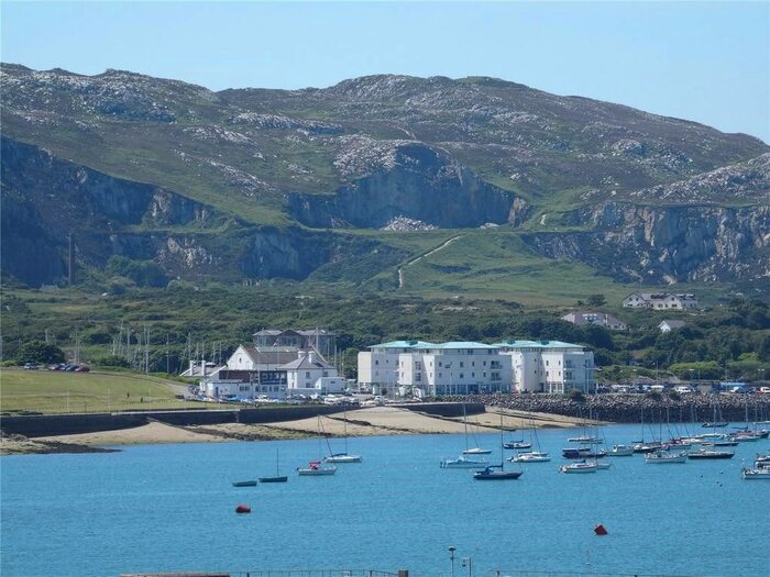 3 Bedroom Flat To Rent In Newry Beach, Holyhead, LL65