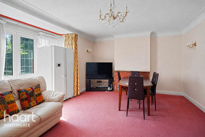 4 Bedroom Semi-Detached House For Sale In Brookdale, London, N11