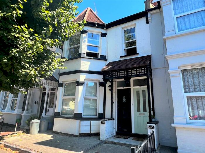 2 Bedroom Apartment To Rent In Oakleigh Park Drive, Leigh-On-Sea, SS9