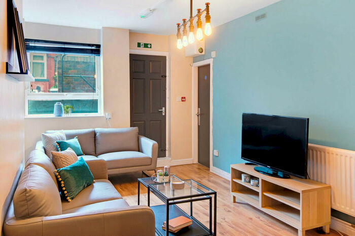 7 Bedroom Flat To Rent In Hyde Park Road, Leeds, LS6