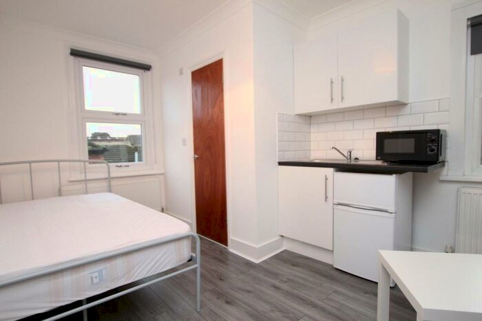 Flat To Rent In Forest Road, Walthamstow, London, E17