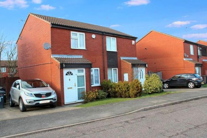 Semi-Detached House To Rent In Sparrow Close, Luton, LU4