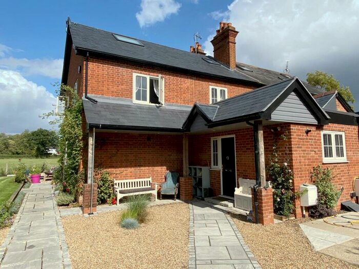 4 Bedroom House To Rent In Parkers Lane, Maidens Green, Berkshire, RG42