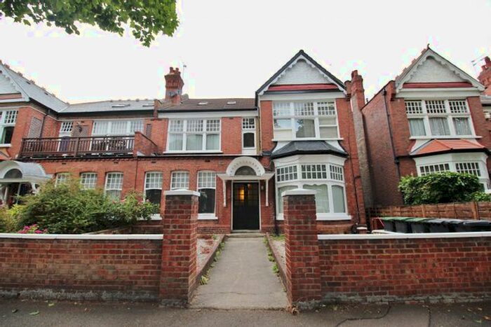 Studio To Rent In Queens Avenue, London, N10