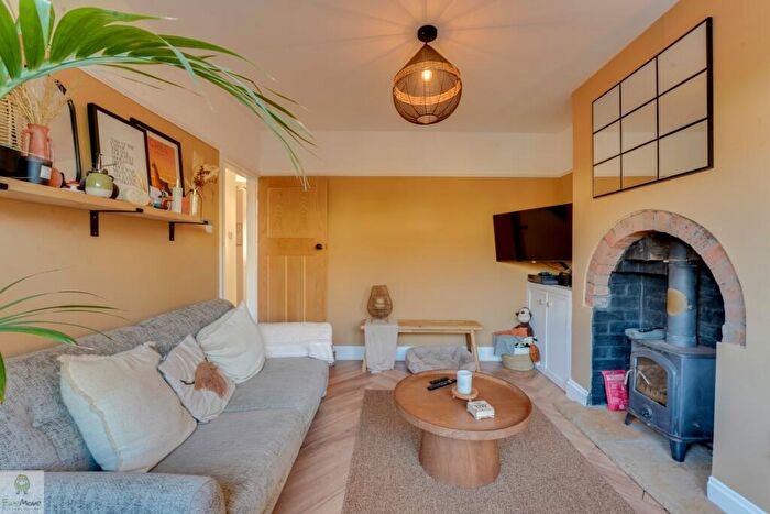 3 Bedroom Semi Detached House For Sale In Tixall Road, Stafford, Staffordshire, ST16