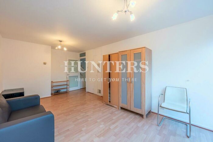 3 Bedroom Flat To Rent In Coatbridge House, Carnoustie Drive, London, N1