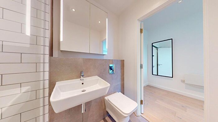 1 Bedroom Flat To Rent In Great West Road, Hounslow, TW5