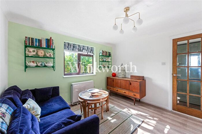 1 Bedroom End Of Terrace House For Sale In Hamilton Way, London, N13