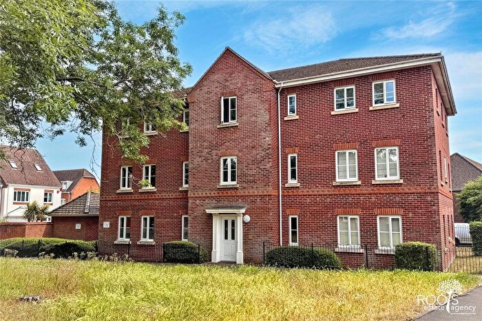 2 Bedroom Flat For Sale In Rotary Way, Thatcham, Berkshire, RG19