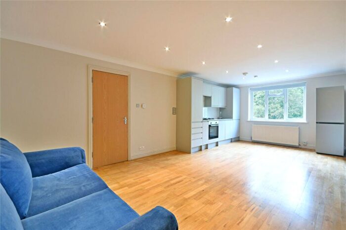 2 Bedroom Flat To Rent In Southbourne Crescent, Hendon, NW4