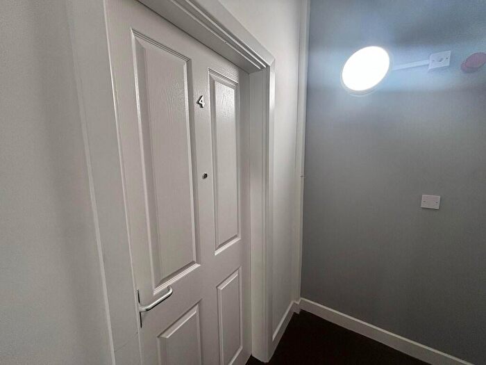 Studio To Rent In Park Crescent, Bradford, BD3