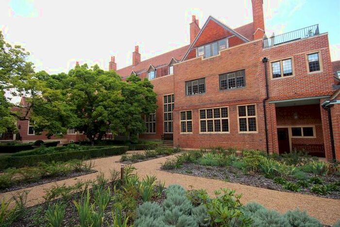 1 Bedroom Flat To Rent In Kings Drive, Midhurst, GU29