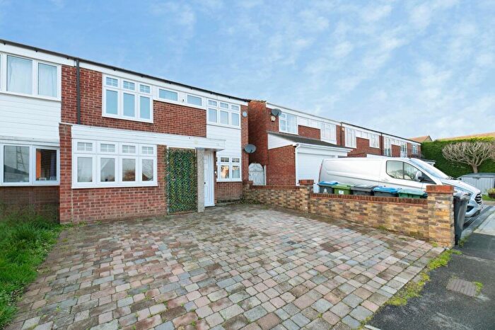 3 Bedroom End Of Terrace House For Sale In Angus Close, Chessington, KT9