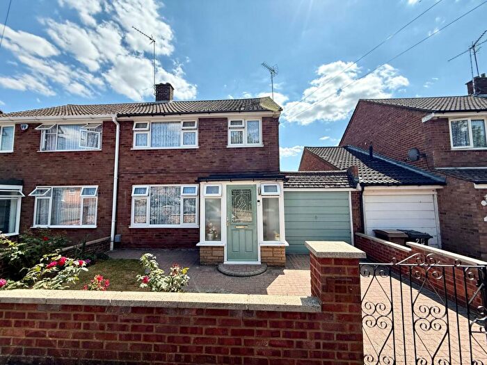 3 Bedroom Semi Detached House For Sale In Holmscroft Road, Luton, LU3
