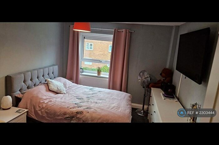 1 Bedroom Flat To Rent In Carlton Close, Cleckheaton, BD19