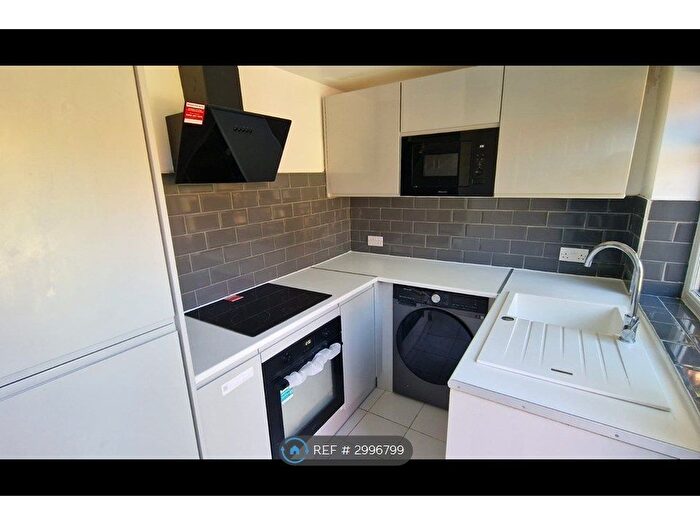 Studio To Rent In Brackendale Avenue, Basildon, SS13