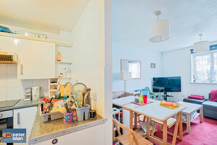 2 Bedroom Flat For Sale In Cory Place, Cardiff, CF11