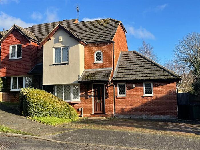 3 Bedroom End Of Terrace House For Sale In Thornleas Place, East Horsley, KT24
