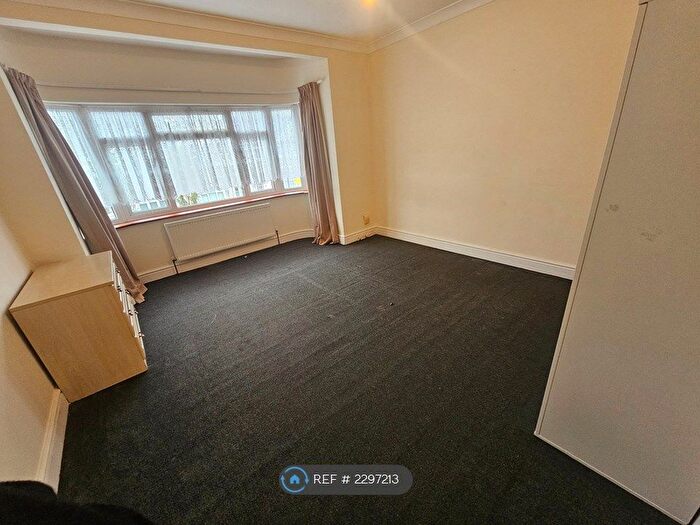 3 Bedroom Flat To Rent In Parham Drive, Ilford, IG2