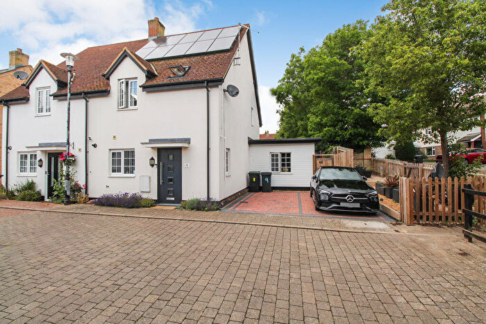 4 Bedroom Semi-Detached House For Sale In Pine Walk, Silsoe, MK45