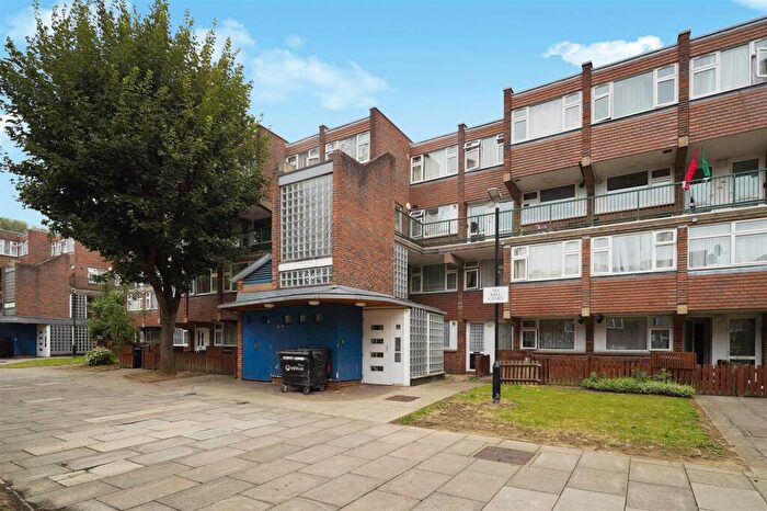 3 Bedroom Maisonette For Sale In Talbot Walk, Harlesden, NW10