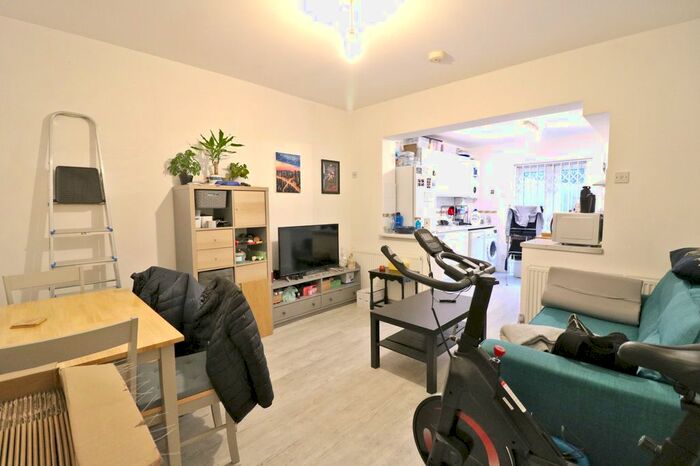 2 Bedroom Flat To Rent In Carlisle Avenue, East Acton, London, W3
