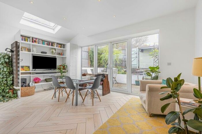 3 Bedroom Flat To Rent In Collingbourne Road, London, W12