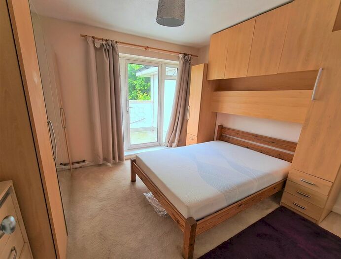 3 Bedroom Flat To Rent In High Road, East Finchley, N2