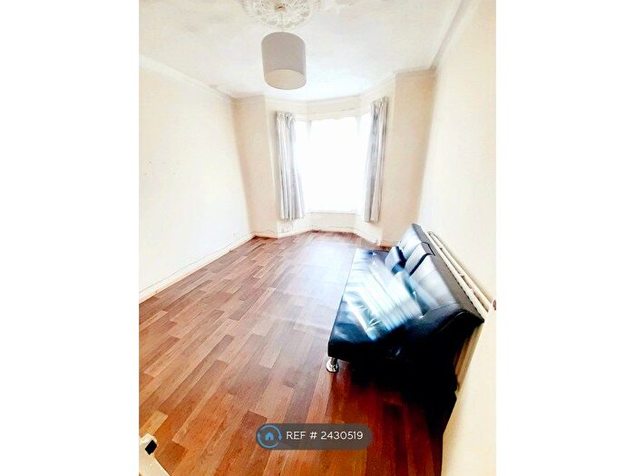 2 Bedroom Flat To Rent In Ley Street, Ilford, IG2