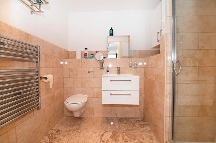 2 Bedroom Apartment For Sale In The Bittoms, Kingston Upon Thames, KT1