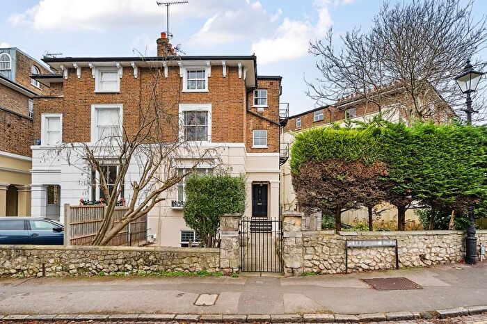 2 Bedroom Flat To Rent In Windsor, Berkshire, SL4